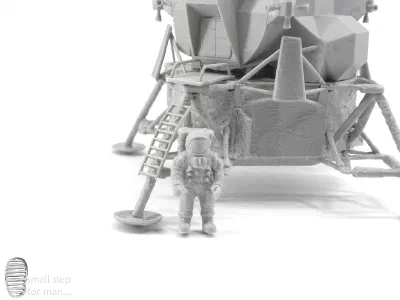 Landefaehre mit Astronautenfigur an der Leiter