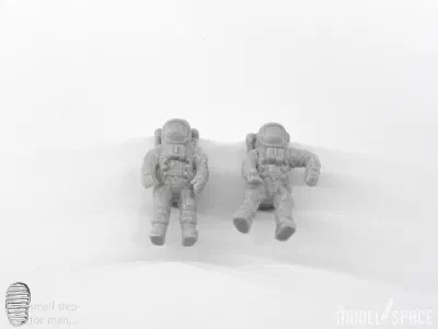 Beide Astronautenfiguren unbemalt