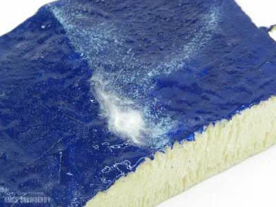 Zugeschnittener Hartschaum für die spätere Wasseroberfläche