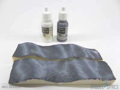 Acrylfarben und bemalter Hartschaum für die Wasseroberfläche